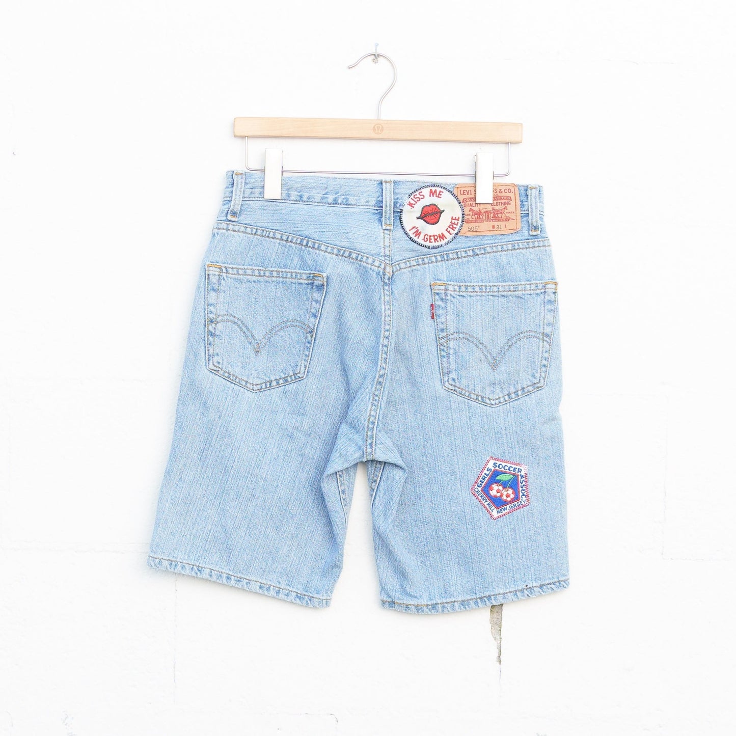 REWORKED LEVI DENIM SHORTS 001 - 31" X 9"